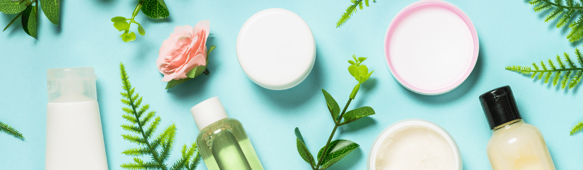 Produtos de higiene e beleza organizados representando o setor